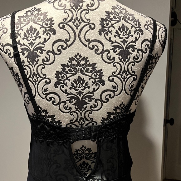 Chic Black Lace Chemise - Picture 4 of 5